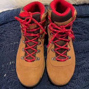 Columbia Newton ridge Hiking Boots. Brown / red